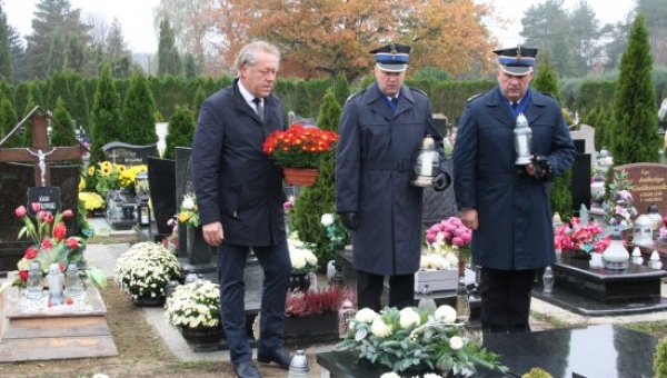 30 - 10 - 2019 - Pamiętamy o tych, których nie ma już wśród nas...źródło Sekretariat KW PSP Poznań (...)